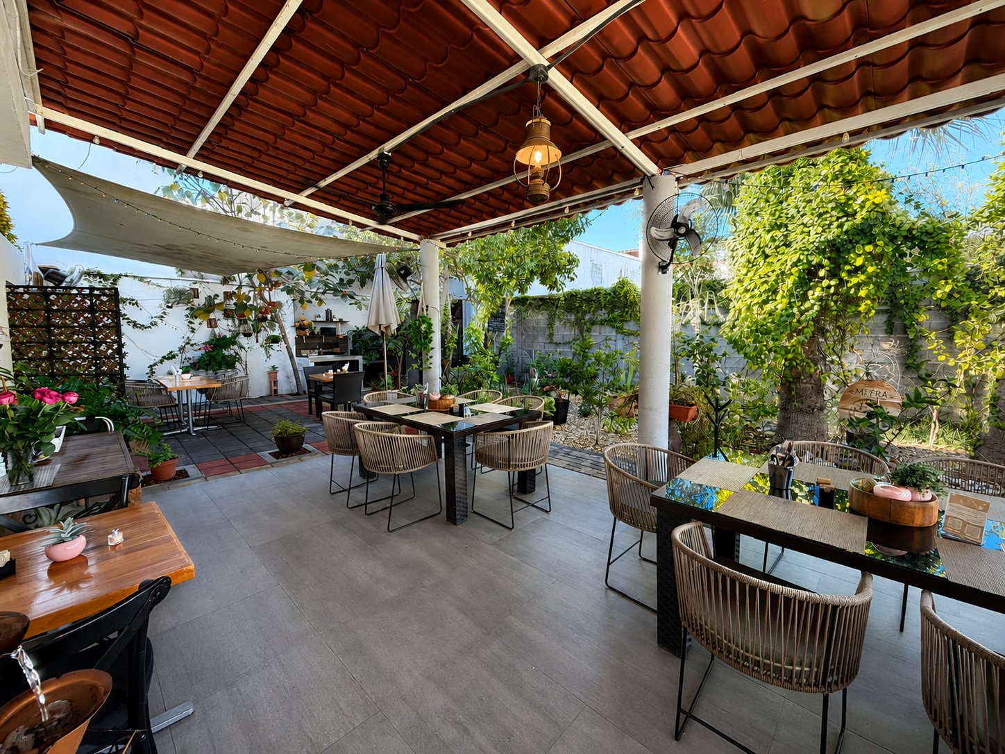 Terraza cubierta del patio de MEYRA